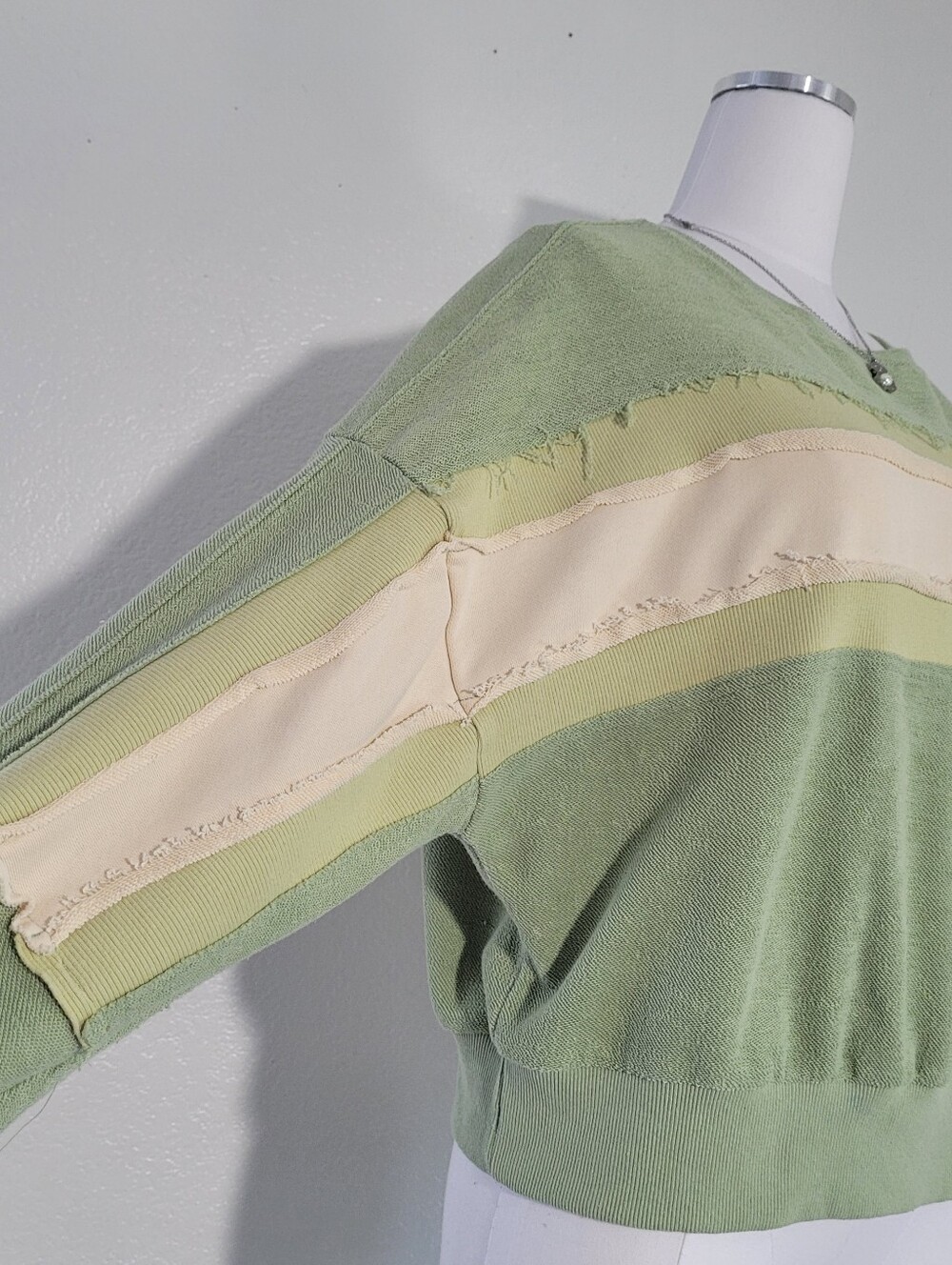 Lesticle Green and Cream Striped Women’s Pullover Sweater Size Medium - Picture 4 of 11